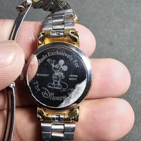 Disney Mickey Mouse Quartz Gold Tone Fashion Watch Exclusively For Disney Workin - Picture 9 of 10